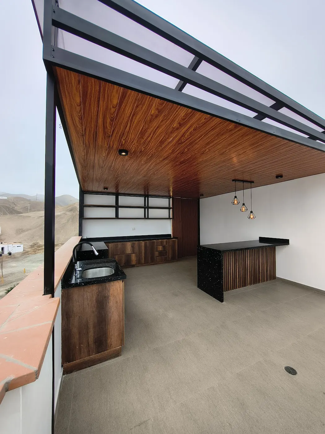 Pérgola de Doble Estructura Machimbrada con Cobertura Superior Opaca